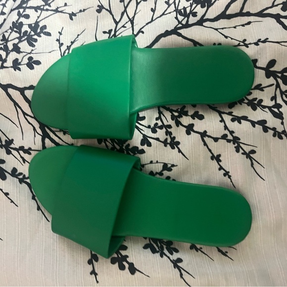 Green size 6 sandals. - Picture 4 of 4